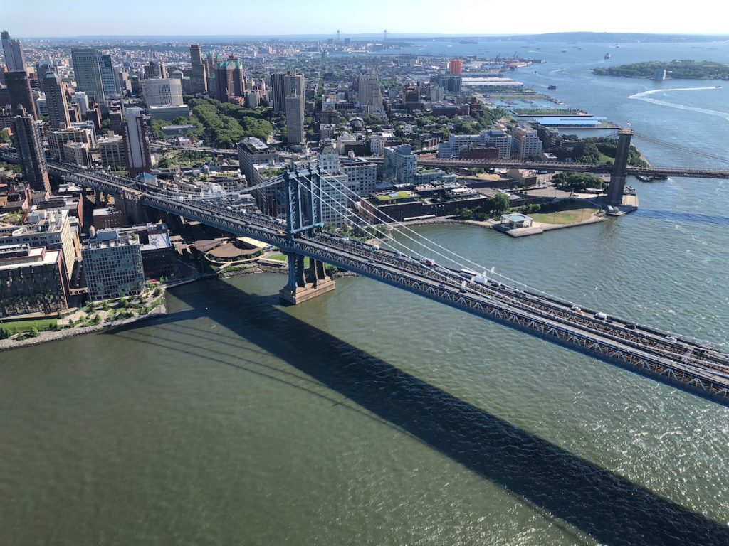 Hélicoptère New York Manhattan Bridge