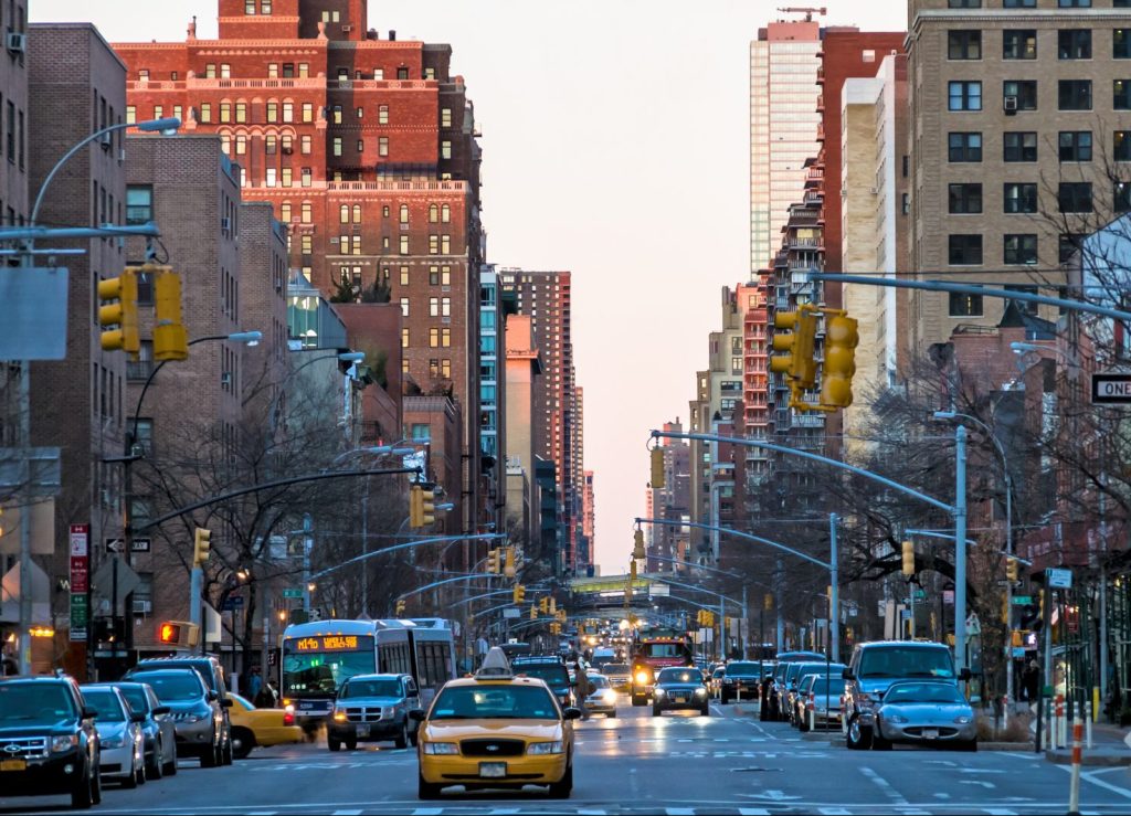 route dans ville de New York City avec taxis jaunes