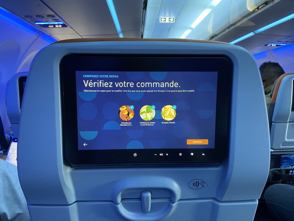 choisir son plat chaud gratuit sur un écran tactile dans un avion de la compagnie aérienne JetBlue pour un voyage à New York